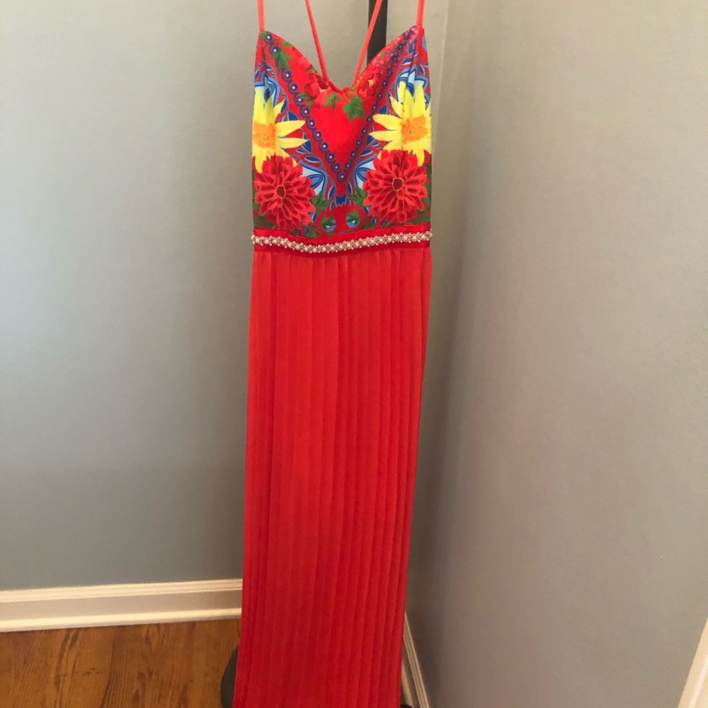 Never worn, excellent condition stunning maxi!